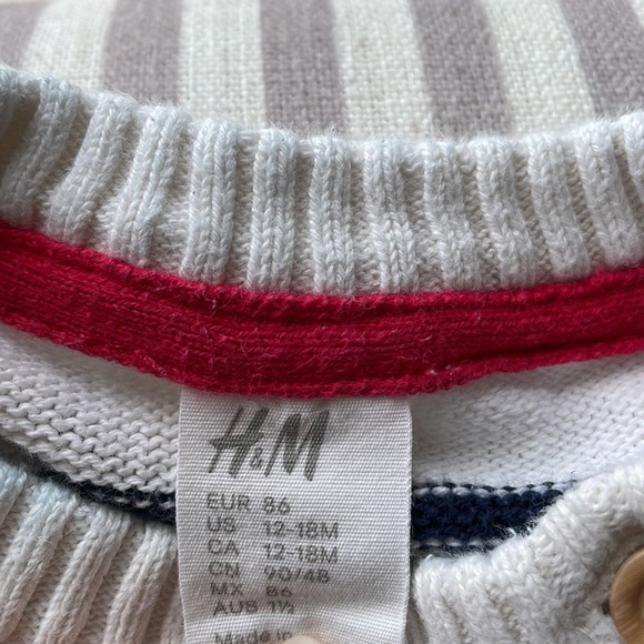 Twin set of “LOVE” sweaters 12-18M - Picture 2 of 3